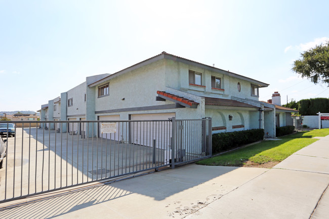 1350 Hillandale Ave in La Habra, CA - Foto de edificio - Building Photo