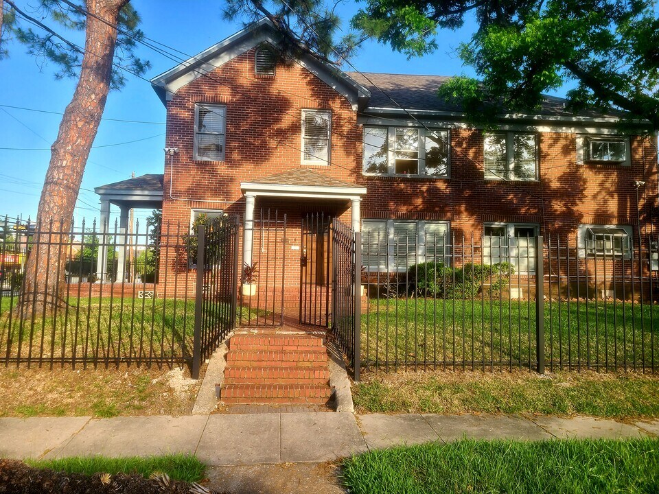 4703 Chenevert St, Unit #2 in Houston, TX - Foto de edificio
