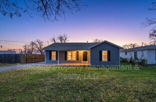 418 Russell St in White Settlement, TX - Building Photo