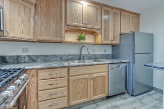 281 S Church Ln, Unit 281 in Los Angeles, CA - Building Photo - Building Photo