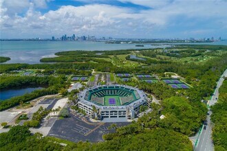 201 Crandon Blvd, Unit 432 in Key Biscayne, FL - Foto de edificio - Building Photo
