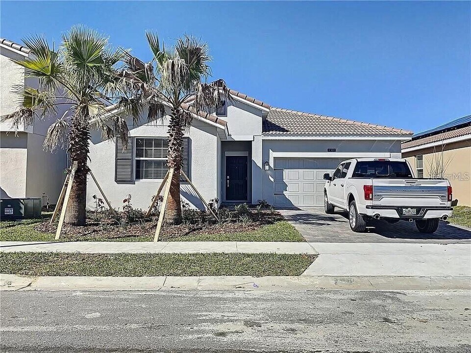 1307 Oak Crest St in Davenport, FL - Building Photo