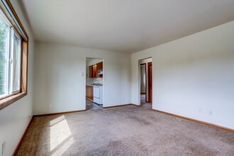 11580 SW Hall Blvd in Tigard, OR - Building Photo - Building Photo