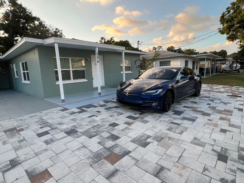 206 N Himes Ave in Tampa, FL - Foto de edificio