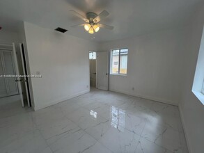 921 NE 154th St in North Miami Beach, FL - Building Photo - Building Photo