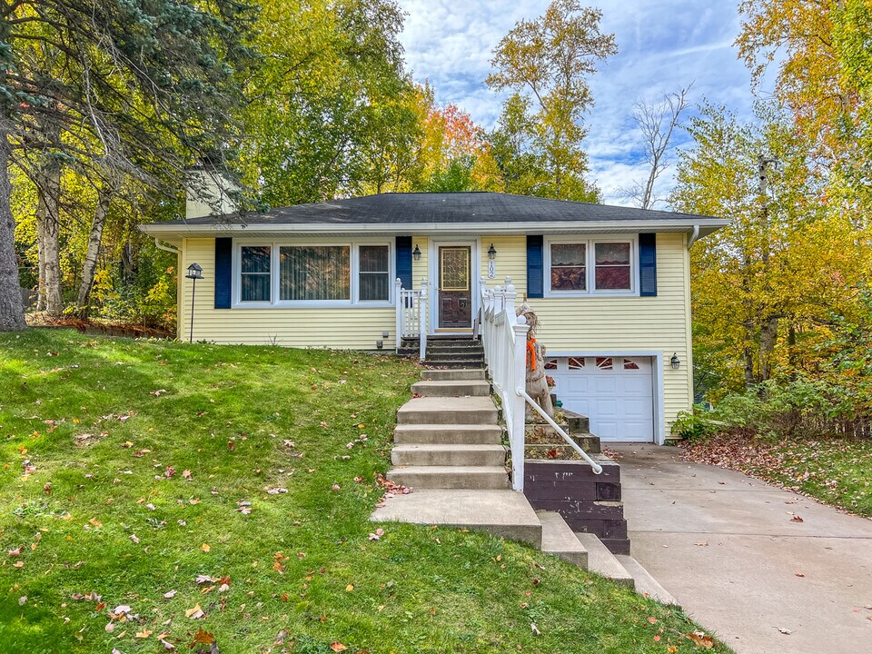 102 Raymbault Dr in Marquette, MI - Building Photo