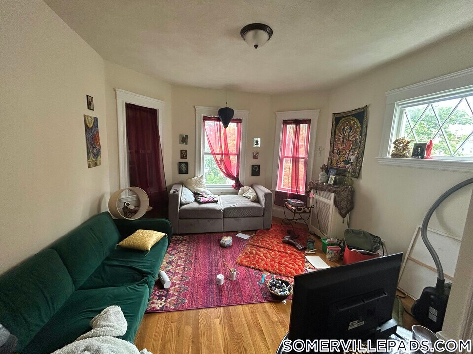 186 Powder House Blvd in Somerville, MA - Building Photo