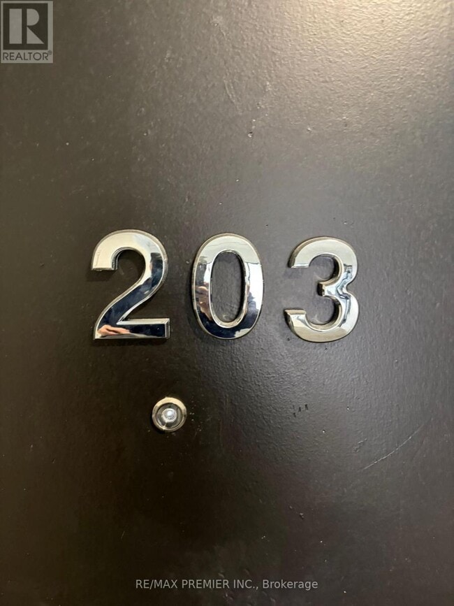 112 St Joseph's Dr in Hamilton, ON - Building Photo - Building Photo