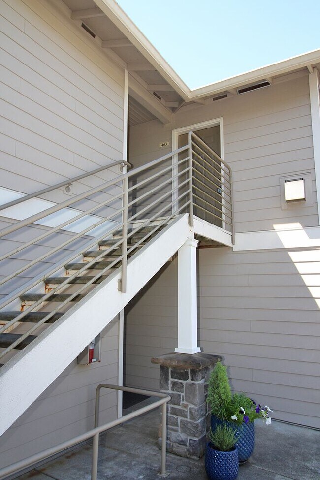 15072 NW Central Dr in Portland, OR - Building Photo - Building Photo