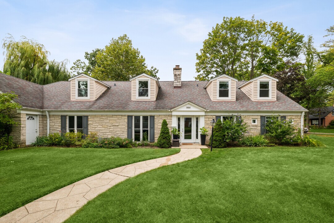 930 Harvard Ct in Highland Park, IL - Building Photo