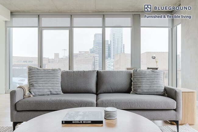 165 N Desplaines St in Chicago, IL - Building Photo - Building Photo