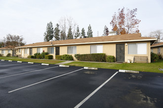 Villa De Oro in Bakersfield, CA - Building Photo - Building Photo