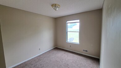 312 Wesleyan Terrace in Cameron, MO - Foto de edificio - Building Photo