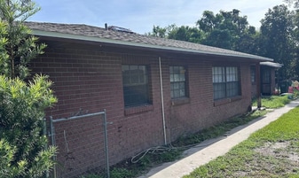 210 N Lone Oak Dr in Leesburg, FL - Building Photo