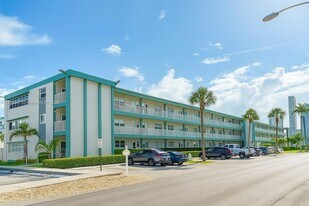 3923 NE 166th St, Unit N208 in North Miami Beach, FL - Building Photo