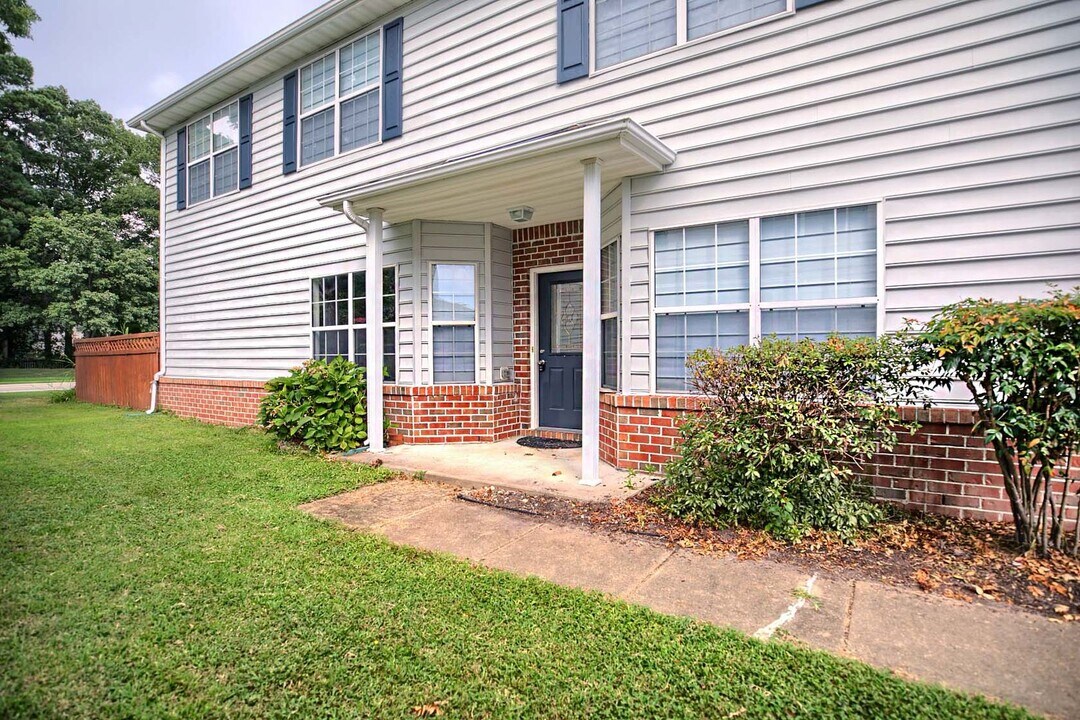 417 Belmont Cir in Yorktown, VA - Building Photo