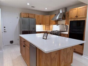9106 Rockcrest Cir in Austin, TX - Foto de edificio - Building Photo