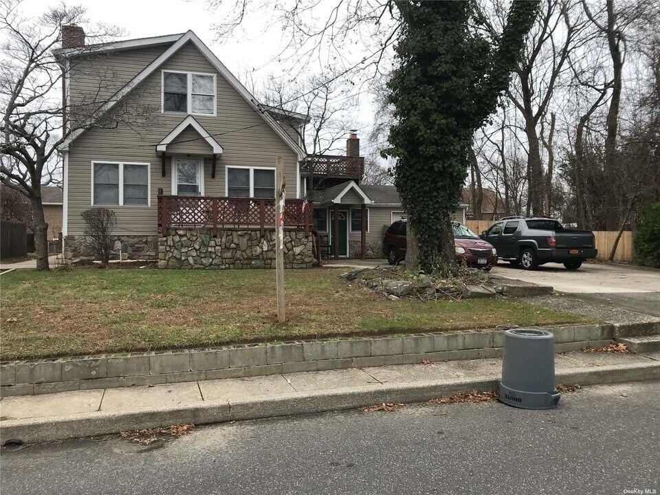 10 Lakeview Dr in Kings Park, NY - Building Photo