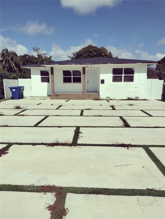 2151 NW 59th St in Miami, FL - Building Photo