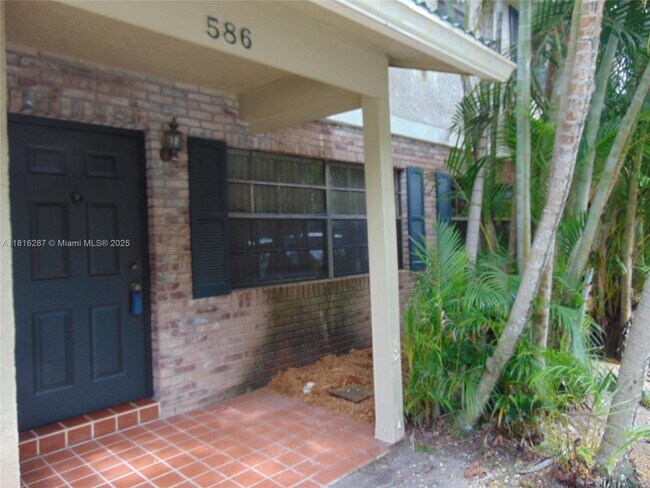 586 Westree Ln in Plantation, FL - Building Photo - Building Photo