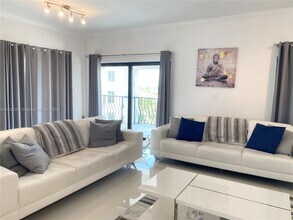 5415 Collins Ave in Miami Beach, FL - Building Photo - Building Photo