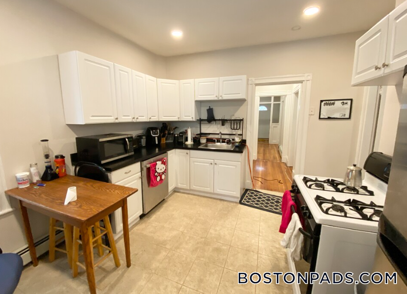 276 E Cottage St in Boston, MA - Building Photo