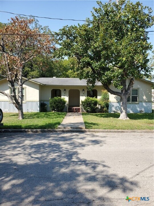 826 N Bowie St in Seguin, TX - Building Photo