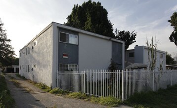 6956 Dwight Way in San Bernardino, CA - Building Photo - Building Photo