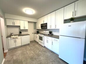 2218 S Goebbert Rd in Arlington Heights, IL - Building Photo - Building Photo