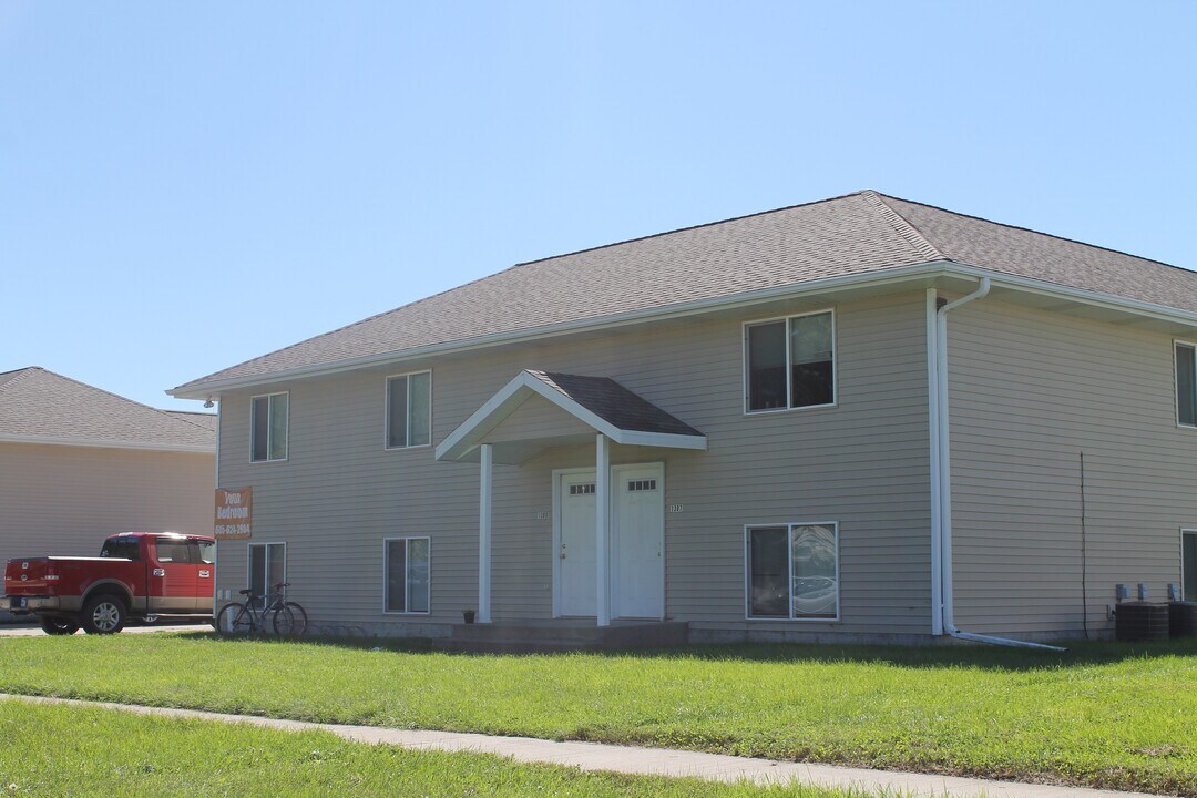 1321 Roosevelt St in Vermillion, SD - Foto de edificio