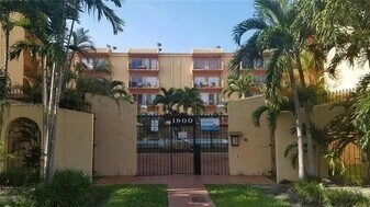 1900 W 54th St, Unit 102 in Hialeah, FL - Building Photo