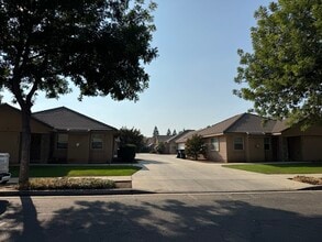 2301 N Vickie Ct, Unit 2301 Vickie Ct in Visalia, CA - Foto de edificio - Building Photo