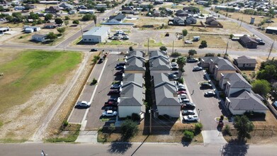 142 Santa Maria Ave in Zapata, TX - Building Photo - Building Photo