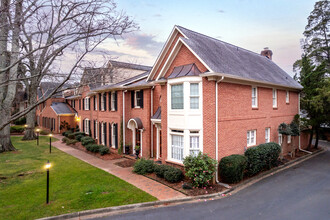 2015 Queens Rd W in Charlotte, NC - Building Photo - Building Photo