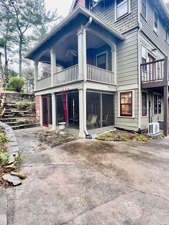 61 Cumberland Cir in Asheville, NC - Building Photo