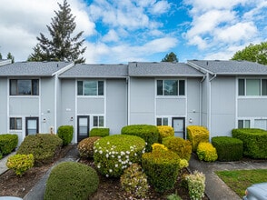 Easthill Apartments in Kent, WA - Building Photo - Building Photo