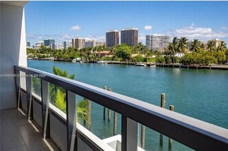 9261 E Bay Harbor Dr in Bay Harbor Islands, FL - Foto de edificio - Building Photo