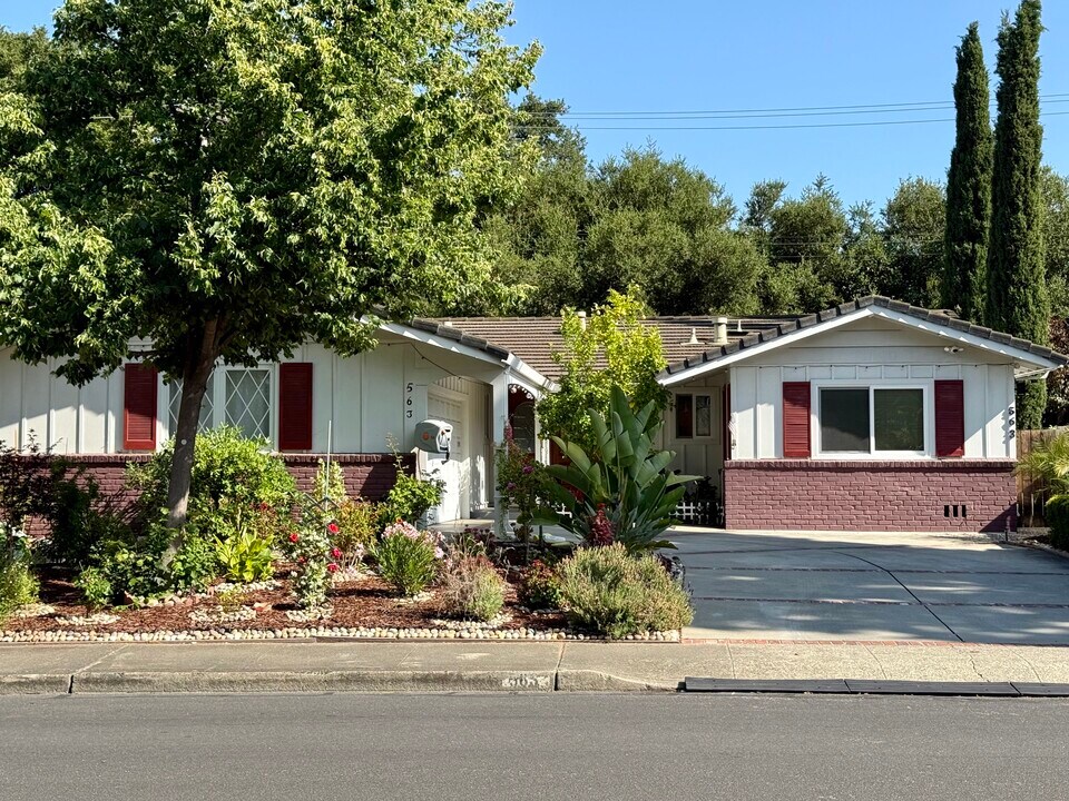 563 Hubbard Ave in Santa Clara, CA - Foto de edificio
