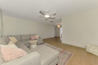 2221 Pine View Cir in Sarasota, FL - Building Photo - Building Photo