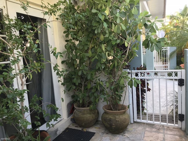 290 Sunrise Dr in Key Biscayne, FL - Foto de edificio - Building Photo