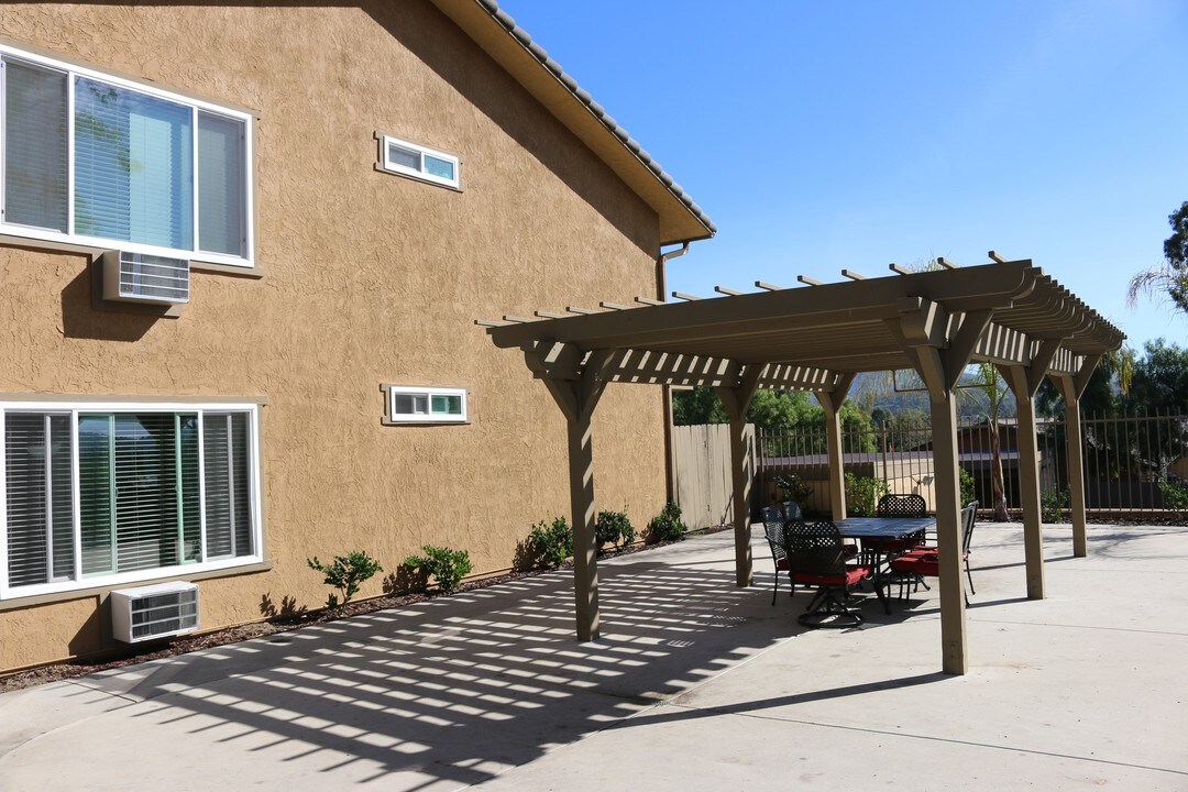 Newport Gardens Apartments, Vista in Vista, CA - Foto de edificio