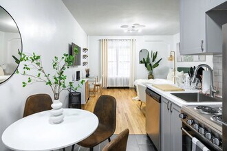 317 W 74th St in New York, NY - Building Photo - Building Photo