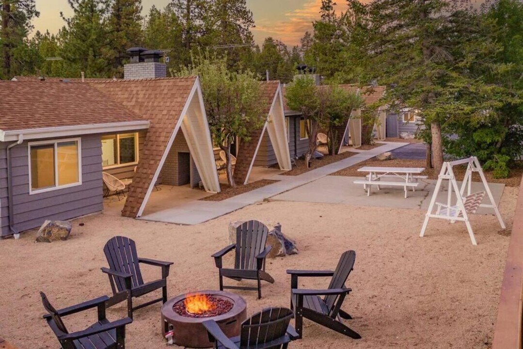 560 Edgemoor Rd in Big Bear Lake, CA - Building Photo