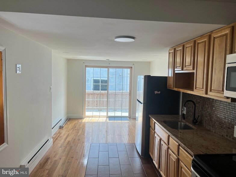 2052 Tasker St in Philadelphia, PA - Building Photo
