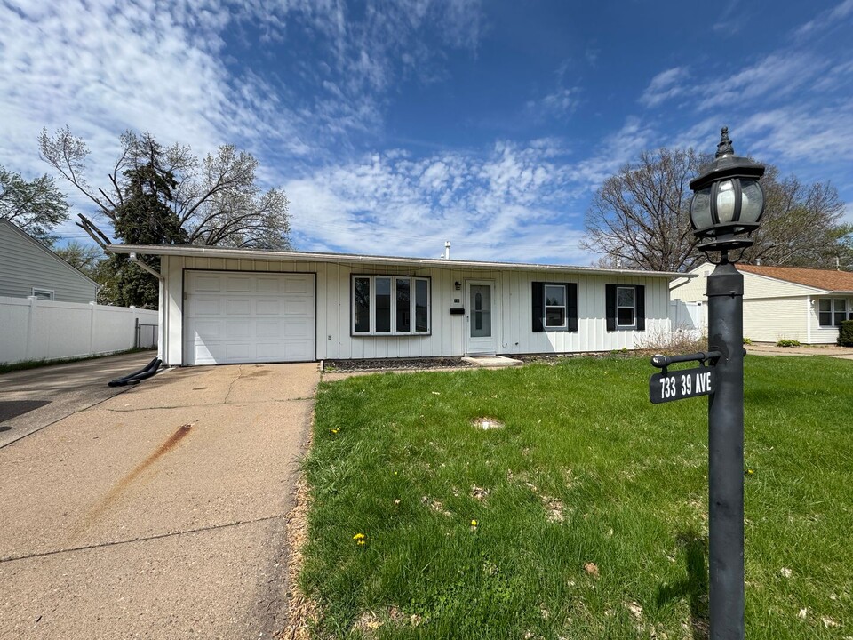 733 39th Ave in East Moline, IL - Building Photo