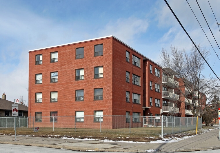 3266 Weston Rd in Toronto, ON - Building Photo