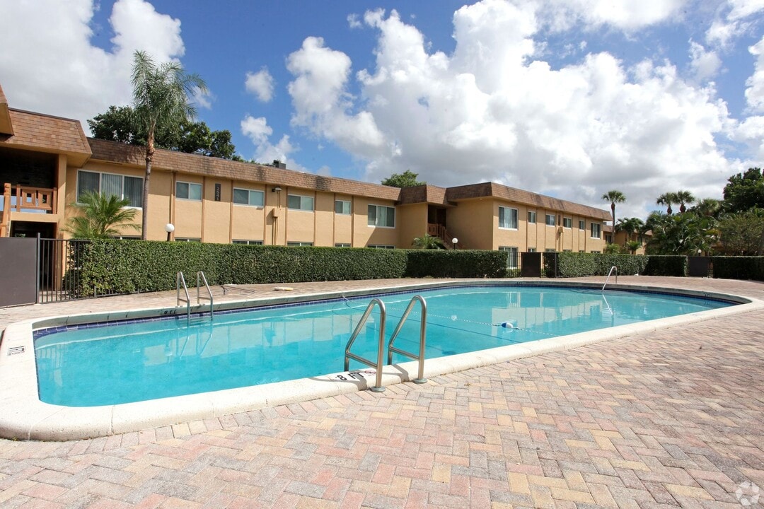 Lakeside Condominiums in Lauderdale Lakes, FL - Building Photo