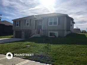 427 Sunflower Dr in Raymore, MO - Building Photo - Building Photo