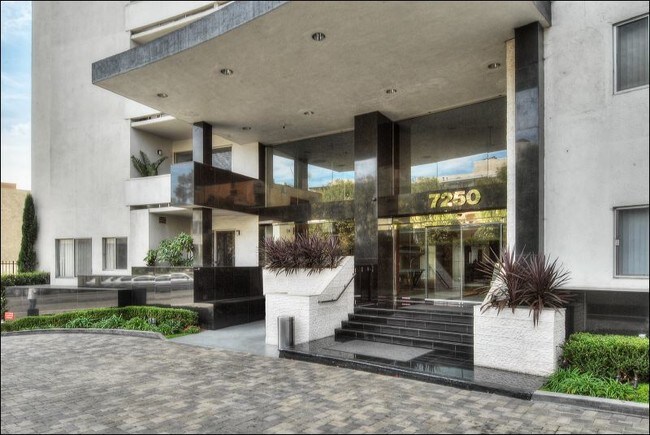 7250 Franklin Ave, Unit 214 in West Hollywood, CA - Foto de edificio - Building Photo