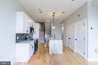 411 W Hewson St in Philadelphia, PA - Building Photo - Building Photo